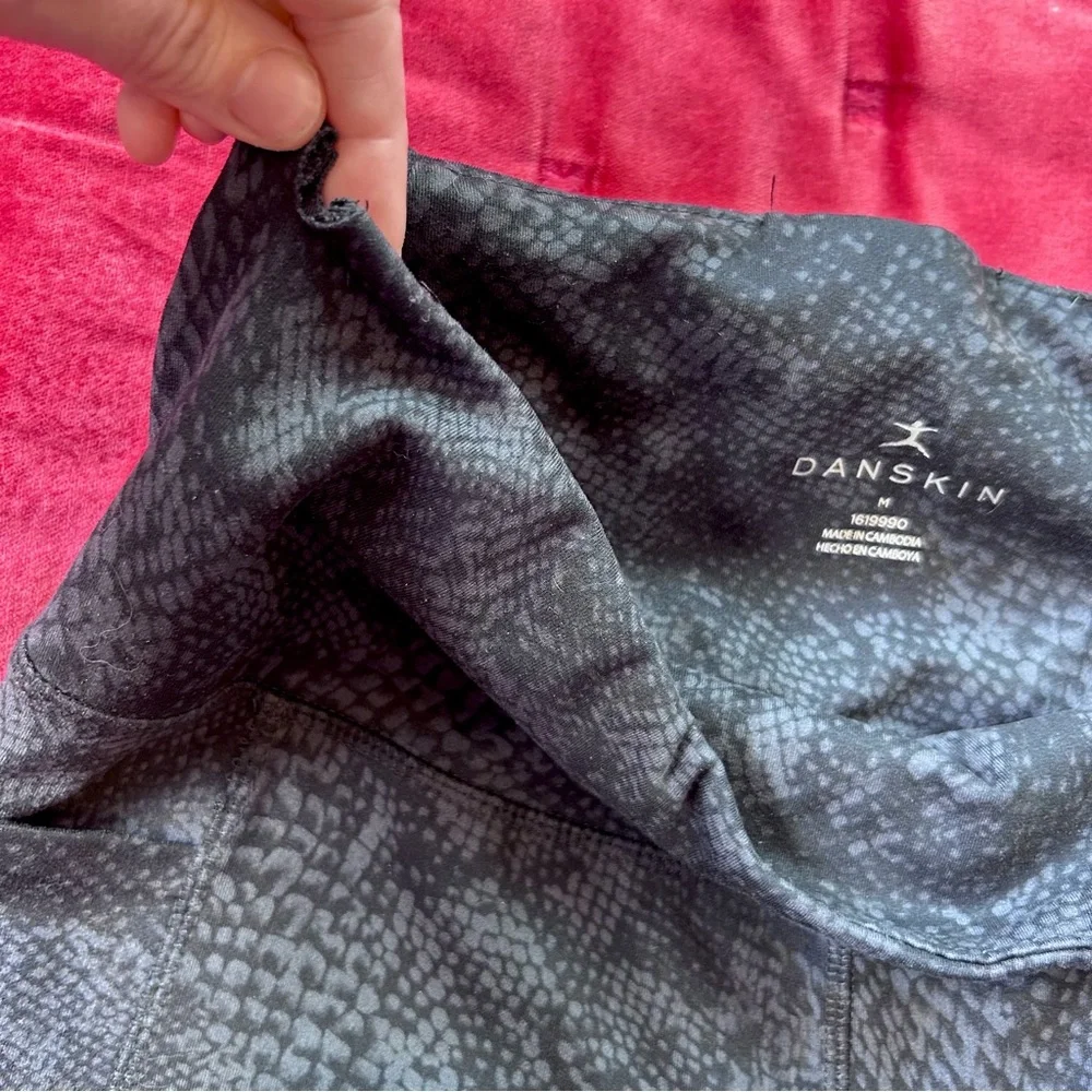 Danskin Snakeskin Print Athletic Leggings w/ Pockets & High Rise Tummy Control - Picture 7 of 9
